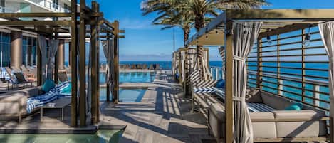 Una piscina al aire libre, una piscina climatizada