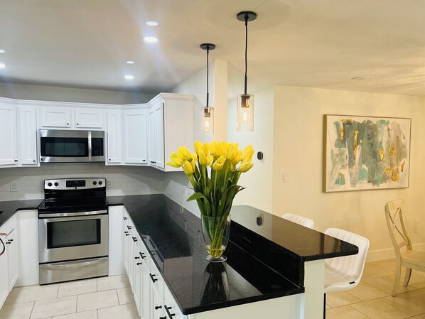 Private kitchen - Charming 4-bedroom house in enchanting Sarasota with pool, AC, WiFi (Sarasota)