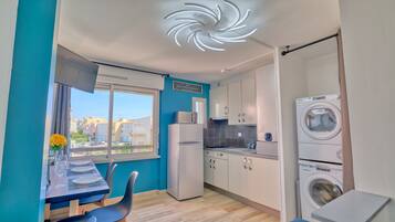 Kühlschrank, Mikrowelle, Herdplatte, Wasserkocher mit Kaffee-/Teezubehör