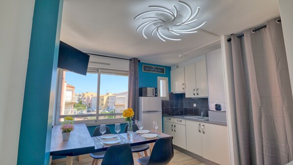 Fridge, microwave, stovetop, coffee/tea maker