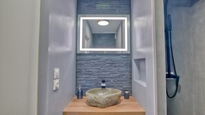 ヘアドライヤー、タオル、トイレットペーパー