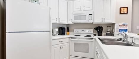 Kondominium, 1 Tempat Tidur King dengan tempat tidur Sofa (Palm Beach A23) | Dapur pribadi