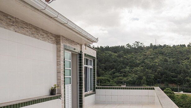 A rooftop terrace with a tiled floor, a small satellite dish, and a door leading to an interior space. - Morada Monte Verde - Florianópolis-SC (Florianópolis)