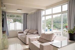 패밀리 하우스, 산 전망 | 거실 공간 | 케이블 채널 시청이 가능한 50인치 스마트 TV, 넷플릭스, 유료 영화