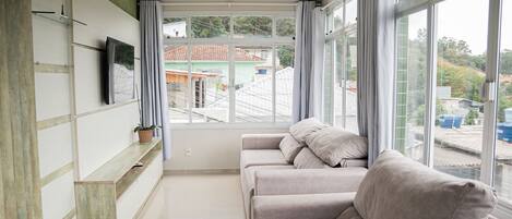 Morada Monte Verde - Florianópolis - SC | Living area | 50-inch Smart TV with cable channels, Netflix, pay movies