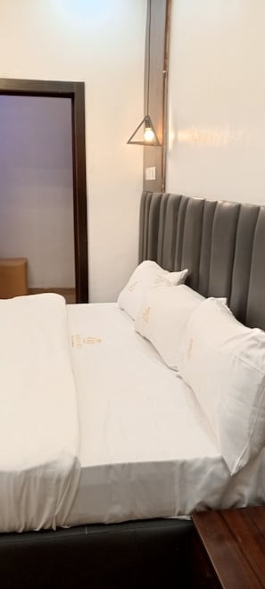 Escritorio, espacio para trabajar con laptop y insonorización 