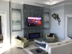 Smart TV y chimenea 