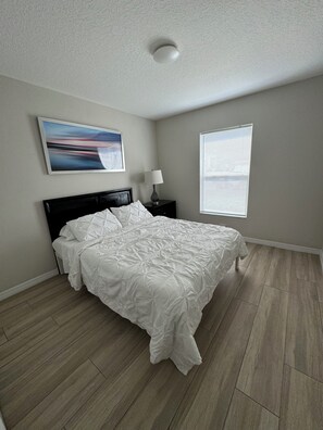 3 bedrooms, desk, WiFi, bed sheets