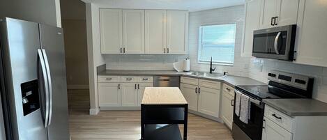 Réfrigérateur, micro-ondes, four, plaque de cuisson