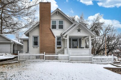 Charming 4-bedroom House, Full Amenities, Entertainment, Pet & Family Friendly