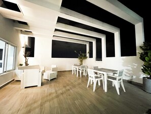 屋外ダイニングエリア