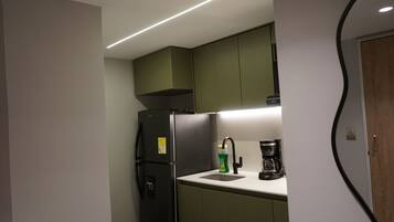 Frigorífico, microondas, placa de cocina y cafetera o tetera