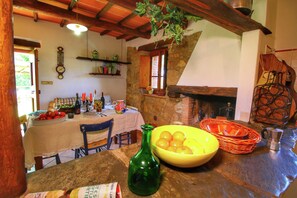 Maison Confort, 2 chambres | Cuisine privée | Réfrigérateur, four, chaise haute