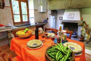 Classic House, 3 Bedrooms | Dining - Rustic Holiday Home in Ortignano With Swimming Pool (Ortignano Raggiolo)