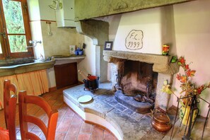 Classic House, 3 Bedrooms | Living room | Fireplace