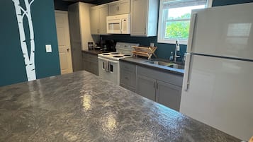 Geladeira, micro-ondas, fogão, cooktop