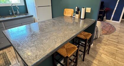 Charming 2-bedroom apartment in superb Bennington with WiFi