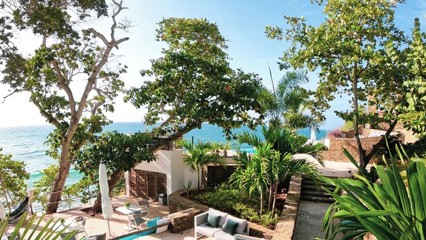 A poolside area with outdoor seating and a view of the sea. - Aria Boutique BY LD Hoteles (Maneiro)