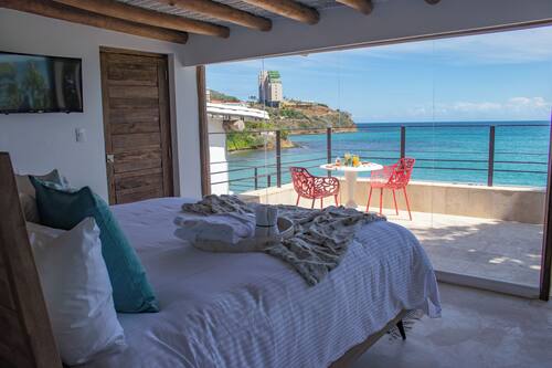 Chambre Deluxe double, vue sur la mer | Minibar, coffre-fort, accès au Wi-Fi (inclus), literie fournie