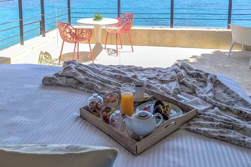 Chambre Deluxe double, vue sur la mer | Minibar, coffre-fort, accès au Wi-Fi (inclus), literie fournie