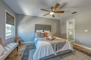 2 sovrum, skrivbord, strykjärn/strykbräda och resesäng