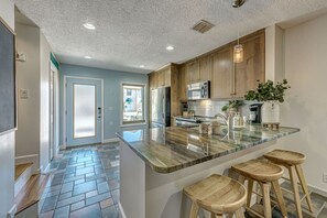 Kylskåp, mikrovågsugn, ugn och spishäll