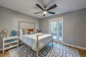 2 bedrooms, desk, iron/ironing board, travel crib