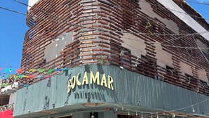 Un bâtiment portant une enseigne indiquant « BOCAMAR MARISCUEVIA » et un restaurant avec une terrasse.