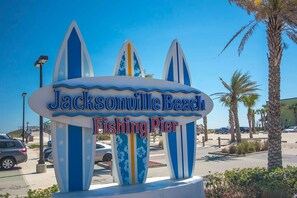 Property grounds - Entire JAX Beach Bungalow 7 blocks from Ocean (Jacksonville Beach)