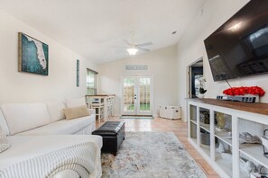 TV, offices - Entire JAX Beach Bungalow 7 blocks from Ocean (Jacksonville Beach)