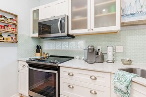 Refrigerador, cafetera y tetera, periquera y utensilios de cocina 