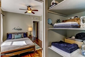 2 bedrooms, desk, iron/ironing board, WiFi - San Marco Updated Bungalow-Minutes from Downtown (Jacksonville)