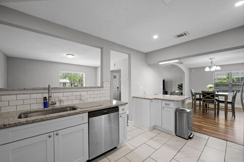 Single Story 4 Bedroom Home Near Downtown Jax