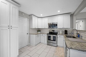 Private kitchen - Single Story 4 Bedroom Home Near Downtown Jax (Jacksonville)