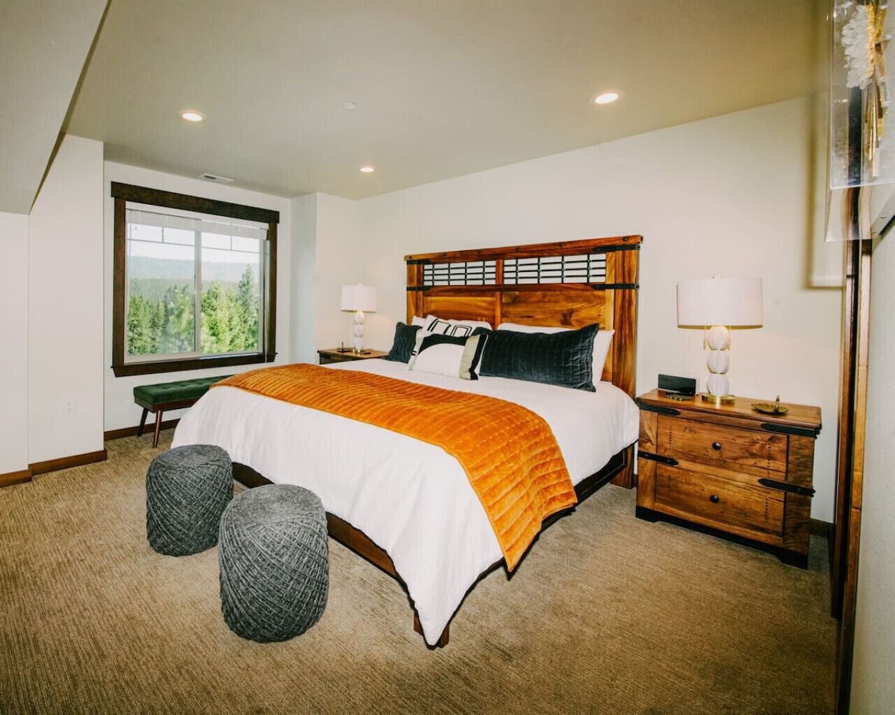 2 bedrooms, desk, iron/ironing board, travel crib