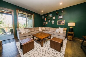 Smart TV, lareira, livros