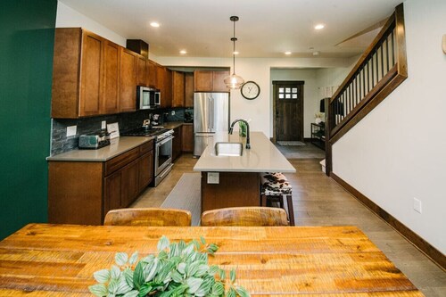 Luxe Townhouse in the Pines, Modern Mountain Charm