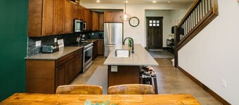 Luxe Townhouse in the Pines, Modern Mountain Charm