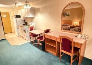 Single Room, 2 Queen Beds, Kitchenette | In-room dining