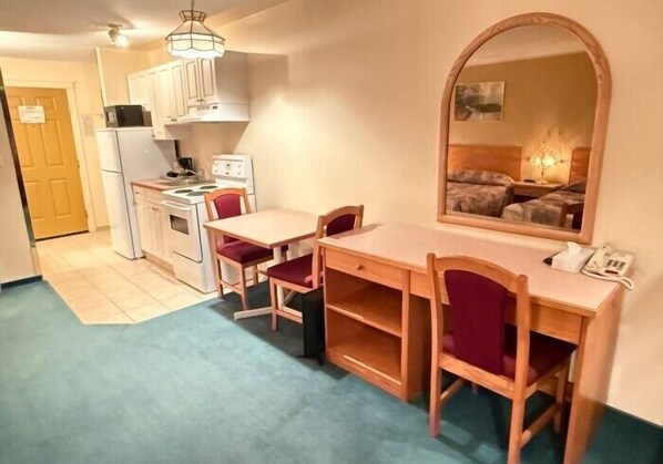 Single Room, 2 Katil Ratu (Queen), Kitchenette | Makan dalam bilik