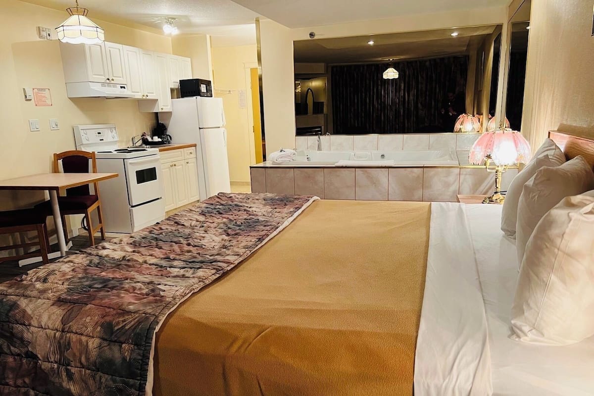 Deluxe Suite | Living area | 35-inch Smart TV with cable channels