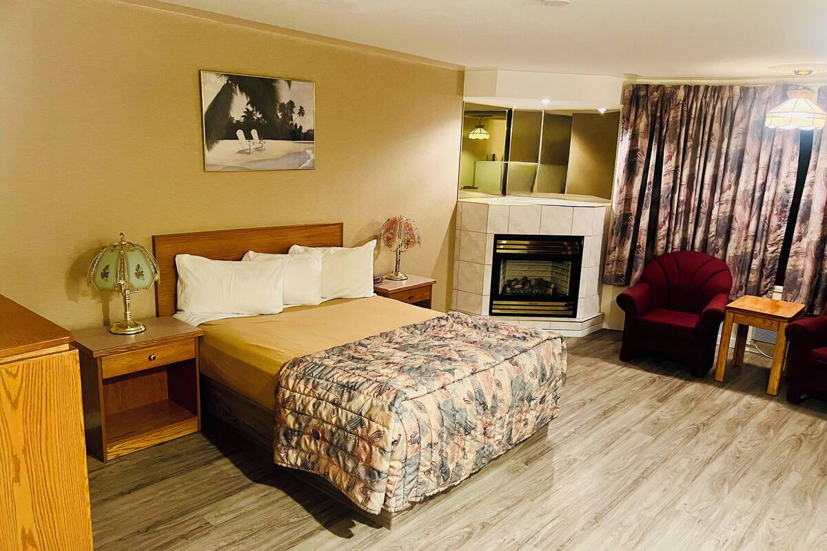 Zimmer, 1 Queen-Bett | Kostenloses WLAN, Bettwäsche
