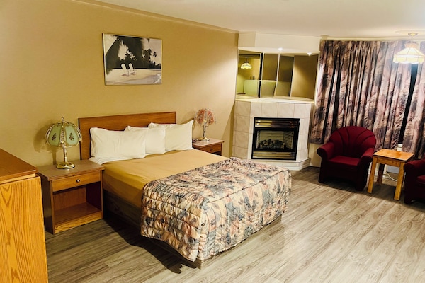 Zimmer, 1 Queen-Bett | 1 Schlafzimmer, kostenloses WLAN, Bettwäsche