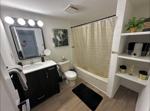 Deluxe 2BD Movie Lounge Unit in Port Dover