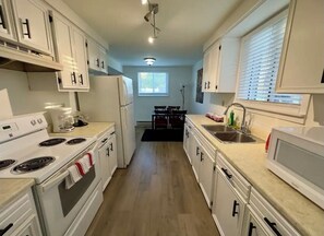 Private kitchen - Deluxe 2BD Movie Lounge Unit in Port Dover (Port Dover)