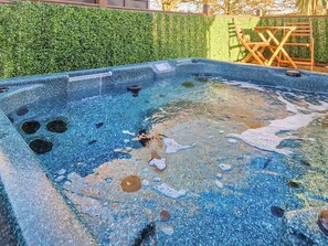Outdoor spa tub - Cascade Mini Lodge - UK48412 (Newton Stewart)