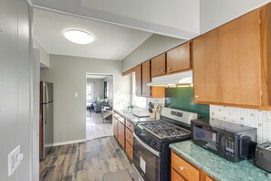 Refrigerador, microondas, horno y parrilla de estufa