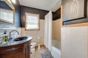 Towels - 5 Mi to Trussville: Birmingham Home w/ Balcony (Birmingham)