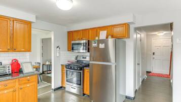 Fridge, microwave, stovetop, dishwasher