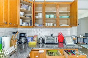 Fridge, microwave, stovetop, dishwasher - 4 Mi to Dtwn: Family Home in Buffalo (Buffalo)